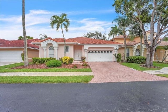 2 of 41 - 7701 Highlands Cir, Margate, FL