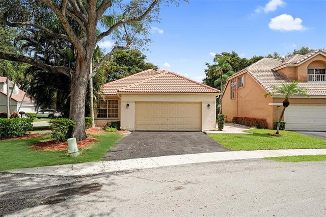 3 of 58 - 2687 Oak Park Cir, Davie, FL