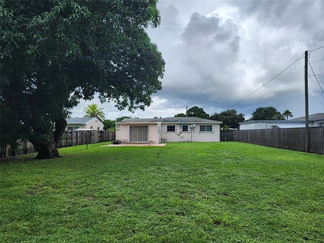 4 of 25 - 2830 Jackson St, Hollywood, FL