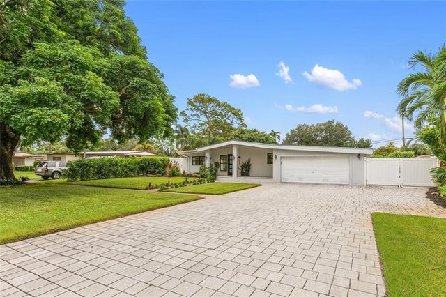4 of 57 - 1080 E Country Club Cir, Plantation, FL