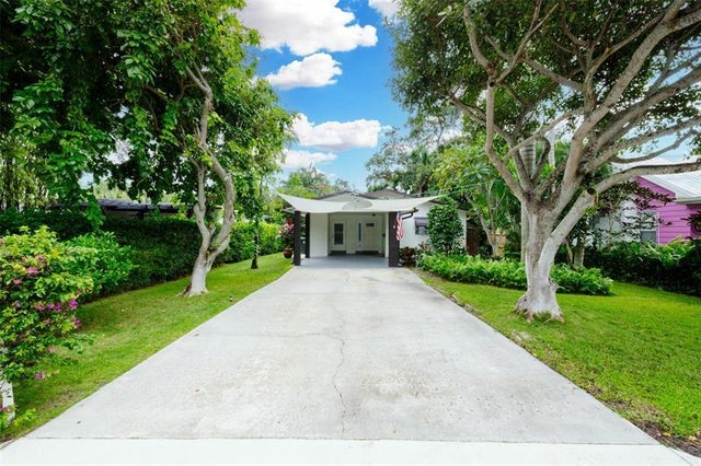 1 of 27 - 718 N Lakeside Dr, Lake Worth, FL