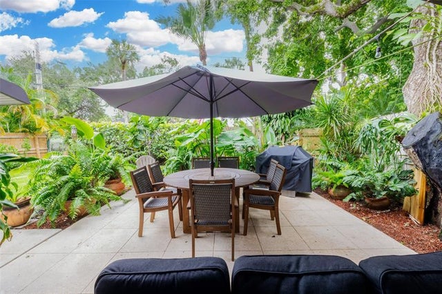3 of 27 - 718 N Lakeside Dr, Lake Worth, FL