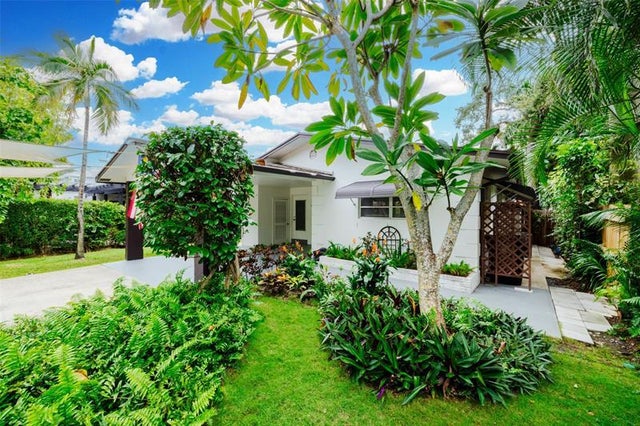 4 of 27 - 718 N Lakeside Dr, Lake Worth, FL