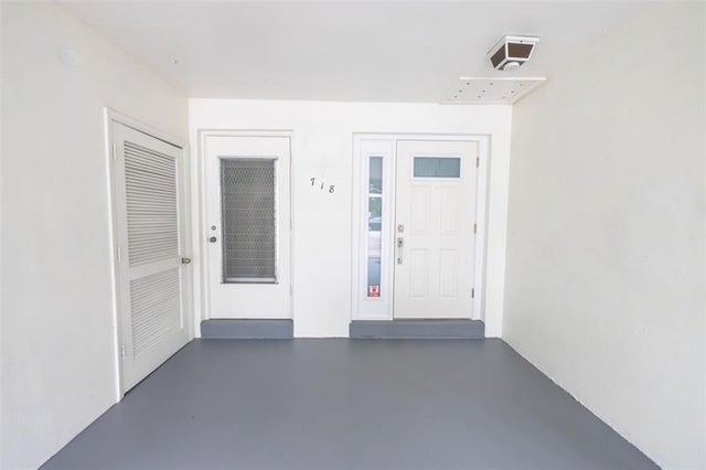 5 of 27 - 718 N Lakeside Dr, Lake Worth, FL