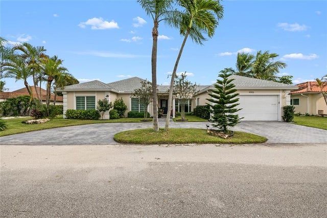 1 of 30 - 4906 N Travelers Palm Ln, Tamarac, FL