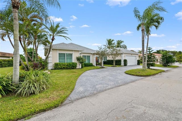 2 of 30 - 4906 N Travelers Palm Ln, Tamarac, FL