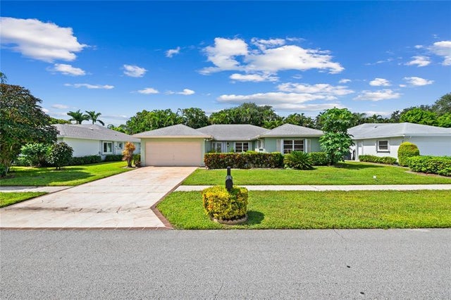 1 of 32 - 10911 Greentrail Dr, Boynton Beach, FL