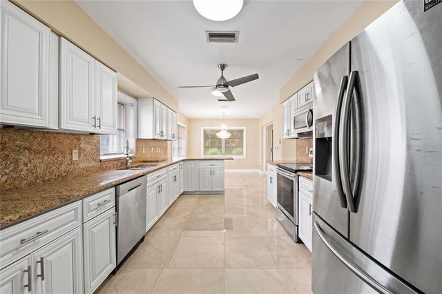 1 of 32 - 10911 Greentrail Dr, Boynton Beach, FL