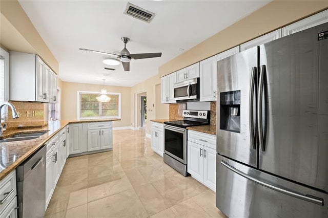 2 of 32 - 10911 Greentrail Dr, Boynton Beach, FL