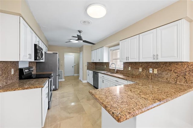 3 of 32 - 10911 Greentrail Dr, Boynton Beach, FL