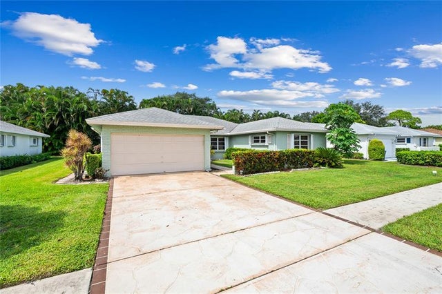 5 of 32 - 10911 Greentrail Dr, Boynton Beach, FL