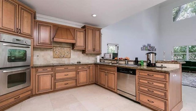 4 of 15 - 5970 Sw 37th Ter, Fort Lauderdale, FL