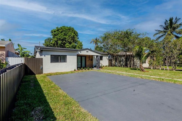 2 of 44 - 2633 Taft St, Hollywood, FL