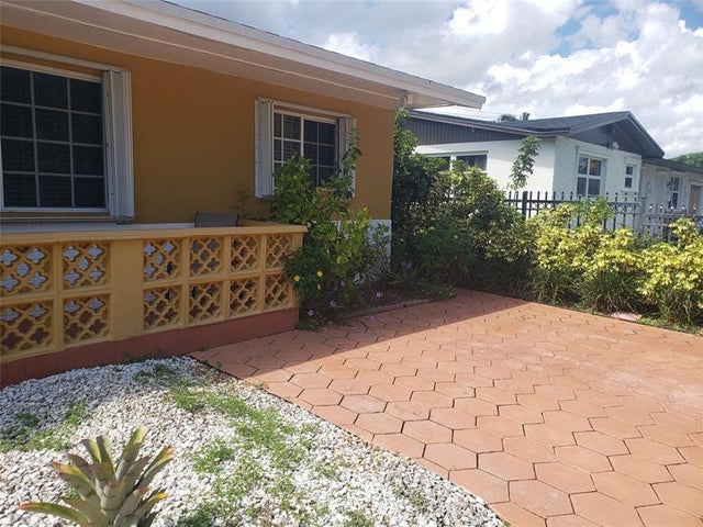 3 of 3 - 19720 Ne 10th Ct, Miami, FL