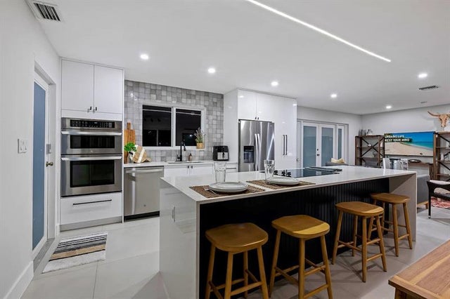 2 of 26 - 4311 Ne 15th Ave, Oakland Park, FL