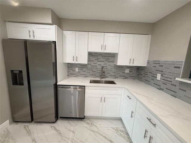 5 of 11 - 4650 Sw 25th Ter, Dania, FL