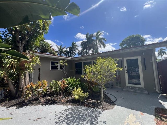 1 of 2 - 1042 Tyler St, Hollywood, FL