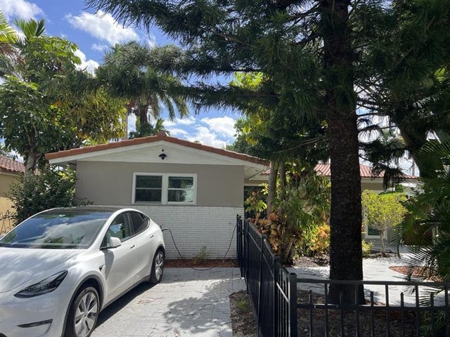 2 of 2 - 1042 Tyler St, Hollywood, FL