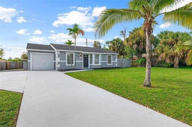 2 of 31 - 640 Foresteria Dr, West Palm Beach, FL