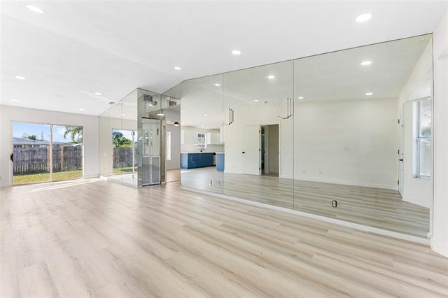 4 of 31 - 640 Foresteria Dr, West Palm Beach, FL