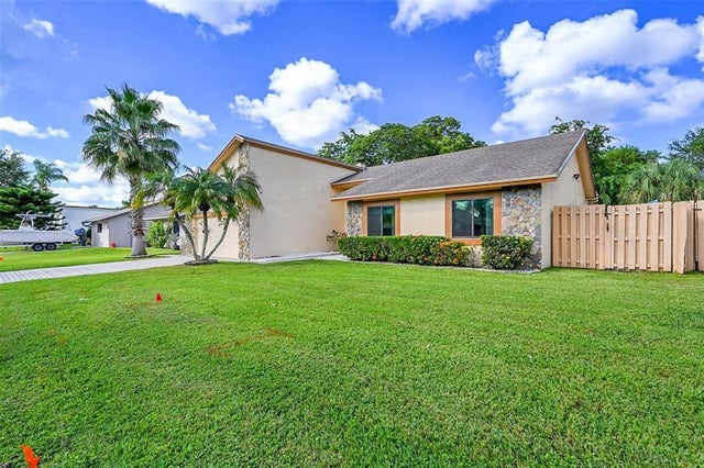 3 of 40 - 5411 Nw 87th Ave, Lauderhill, FL