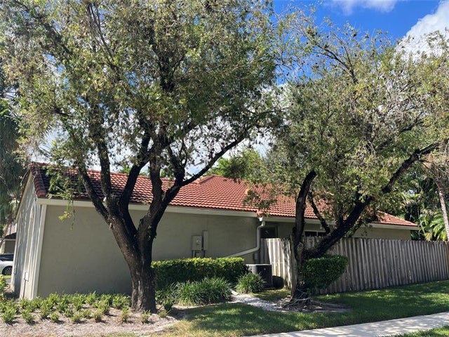 3 of 21 - 10301 Nw 11th St, Plantation, FL