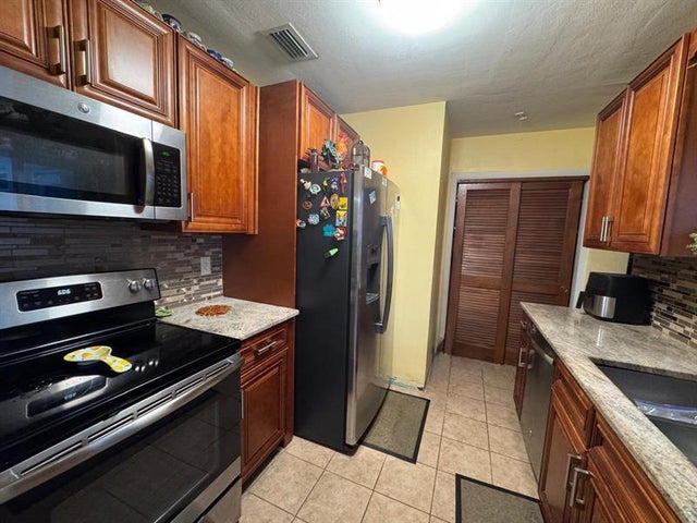 4 of 49 - 31 Ne 57th Ct, Fort Lauderdale, FL