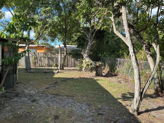 3 of 12 - 3807 N Shore Dr, West Palm Beach, FL