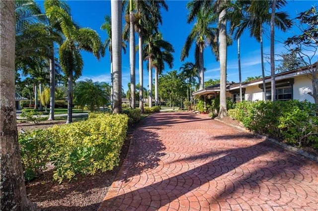 2 of 3 - 4201 N Hills Dr, Hollywood, FL