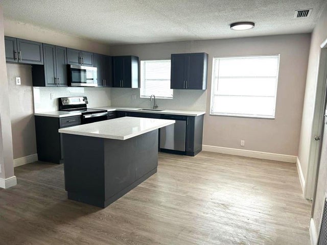 4 of 14 - 3240 Sheridan Ln, Hollywood, FL