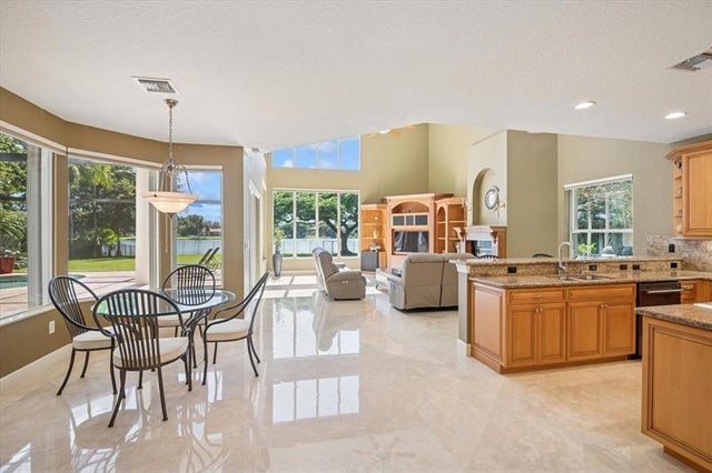 5 of 43 - 10372 N Lake Vista Cir, Davie, FL