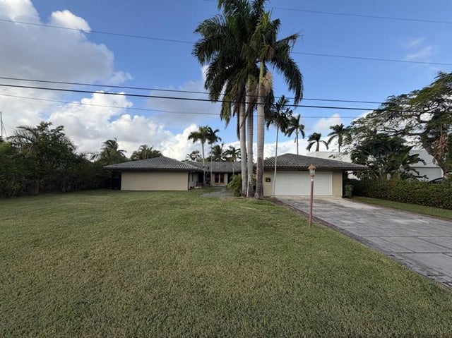 418 Alamanda Dr, Hallandale
