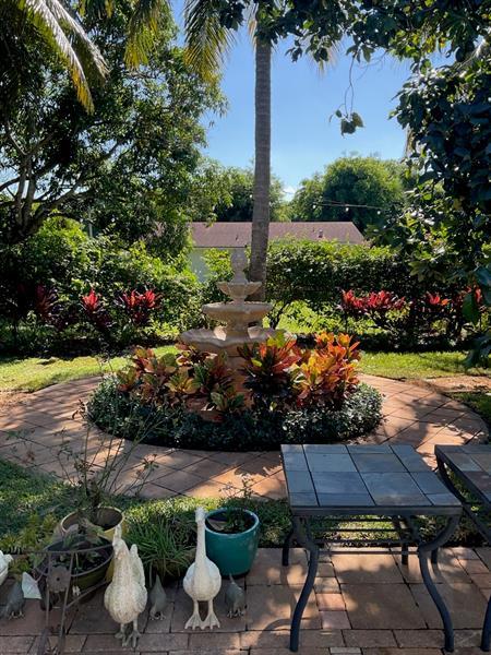 2 of 5 - 946 Alamanda Rd, West Palm Beach, FL