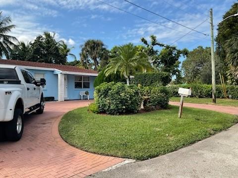 4 of 5 - 946 Alamanda Rd, West Palm Beach, FL