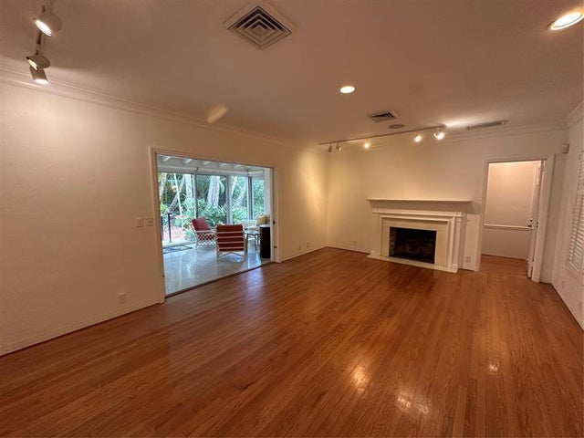 2 of 16 - 410 Se 16th Avenue, Fort Lauderdale, FL