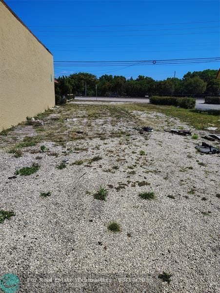 1 of 2 - N 1829 Dixie Hwy, Pompano Beach, FL