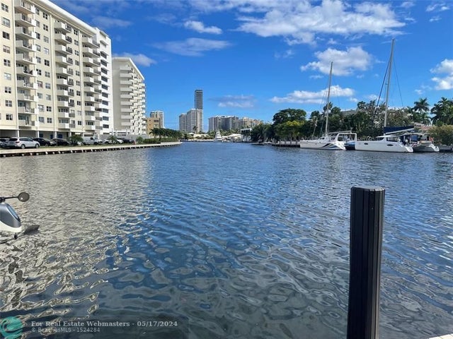 5 of 7 - 450 Paradise Isle Blvd, Hallandale, FL