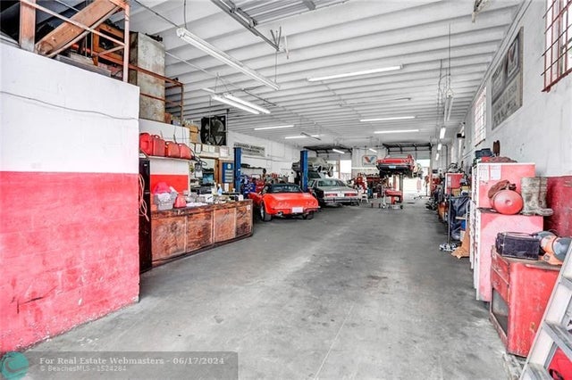 2 of 33 - 1040 Ne 44th St, Oakland Park, FL