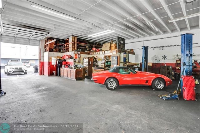 5 of 33 - 1040 Ne 44th St, Oakland Park, FL