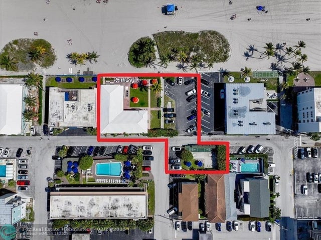 4 of 27 - 1715 S Surf Rd, Hollywood, FL