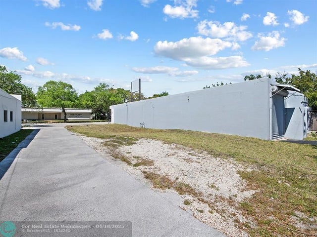 3 of 30 - 1408, 1404 Ne 4th Ave, Fort Lauderdale, FL