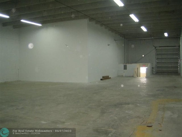 3 of 5 - 1320 Stirling Rd, Dania, FL