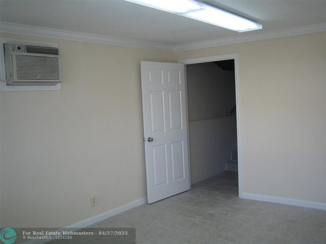 4 of 5 - 1320 Stirling Rd, Dania, FL