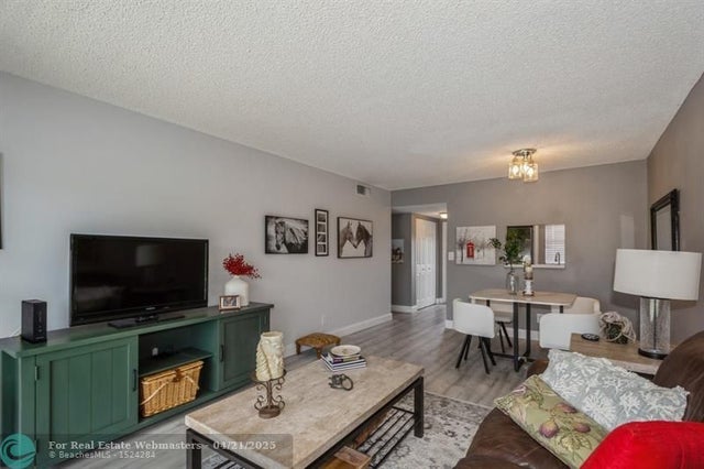 5 of 33 - 9181 Sunrise Lakes Blvd 306, Sunrise, FL