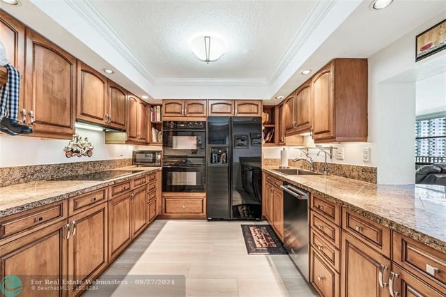 5 of 42 - 1000 Parkview Dr 420, Hallandale, FL