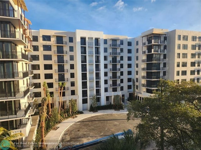 1 of 15 - 17890 W Dixie Hwy 619, North Miami Beach, FL
