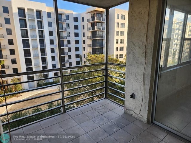 4 of 15 - 17890 W Dixie Hwy 619, North Miami Beach, FL