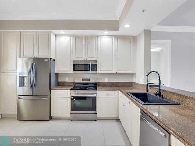 4 of 45 - 14 Harbour Isle Dr Ph4, Fort Pierce, FL