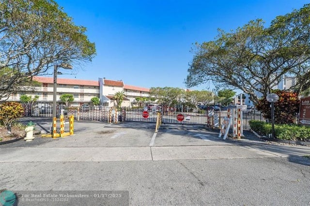 3 of 32 - 3551 Inverrary Dr 404, Lauderhill, FL