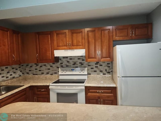 2 of 11 - 4174 Inverrary Dr 811, Lauderhill, FL